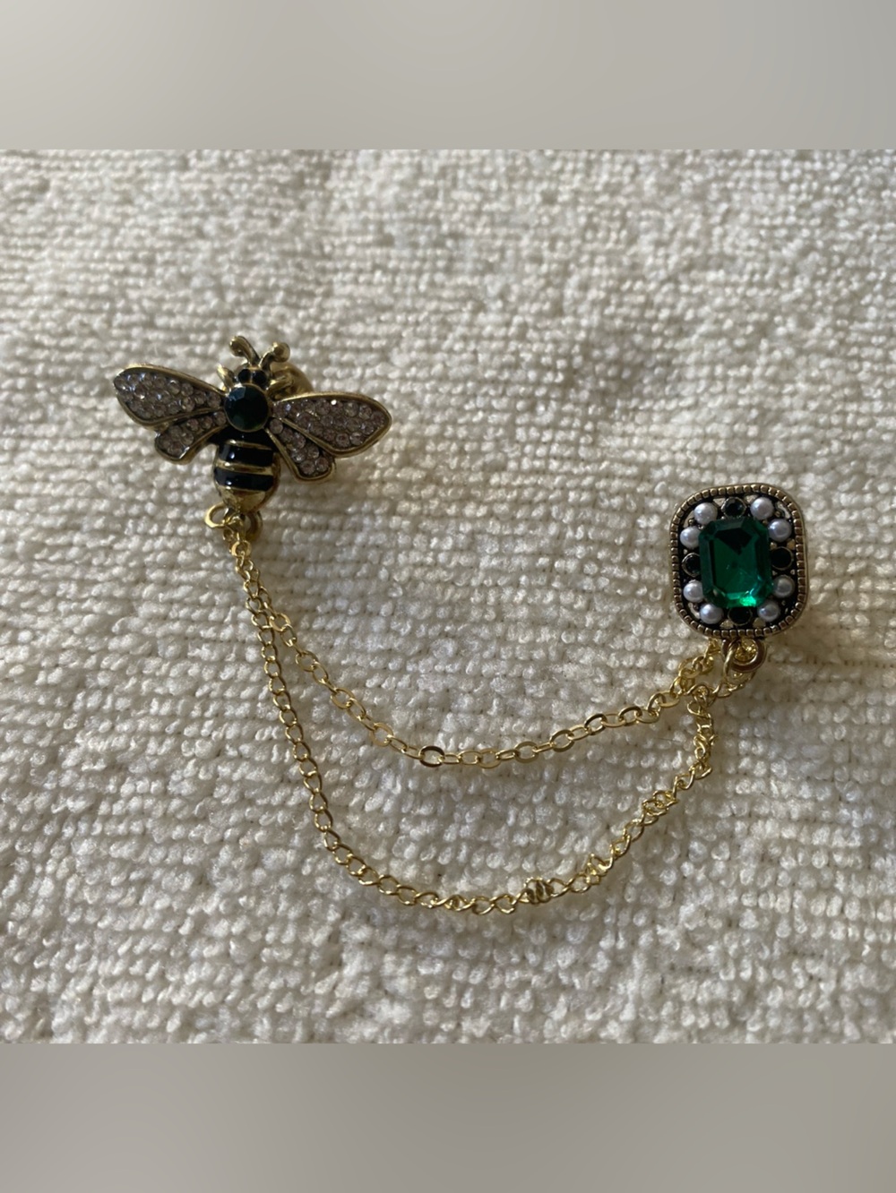 Tassel pendant brooch with small bee,